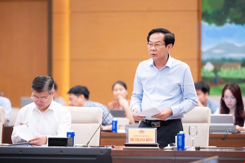 Member of the Party Central Committee, Minister of Home Affairs Do Thanh Binh presents the report on the draft Law amending and supplementing a number of articles of the Law on Vietnamese Workers going to work abroad under contract. Photo: Quochoi. vn