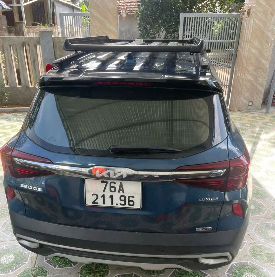 The back of Ms. Huynh Thi Huyen's family's car is different from the image in the remote fine notice. Photo: Character provided