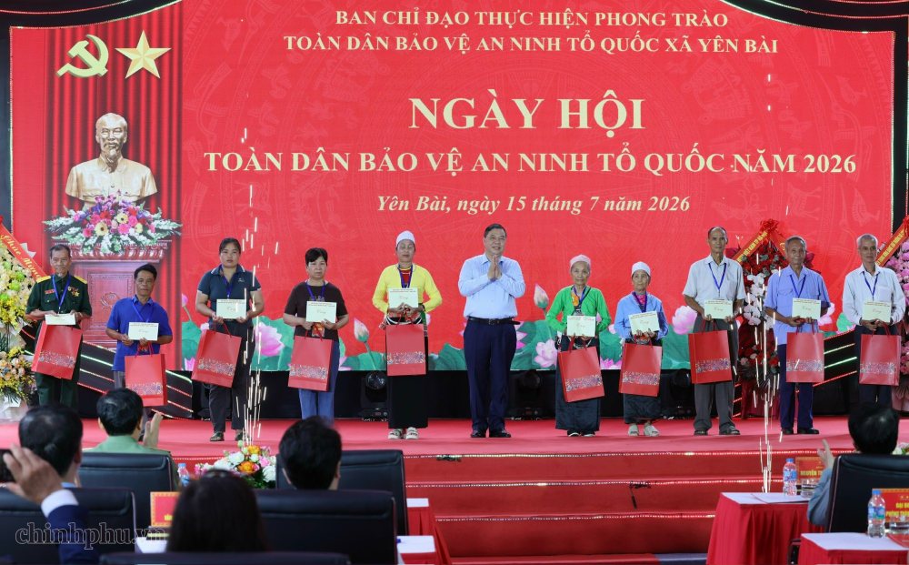 Politburo Member, Standing Deputy Prime Minister Pham Gia Tuc presents gifts to difficult households in Yen Bai commune at the 2026 All People's Day for National Security Protection. Photo: VGP/Phuong Nguyen