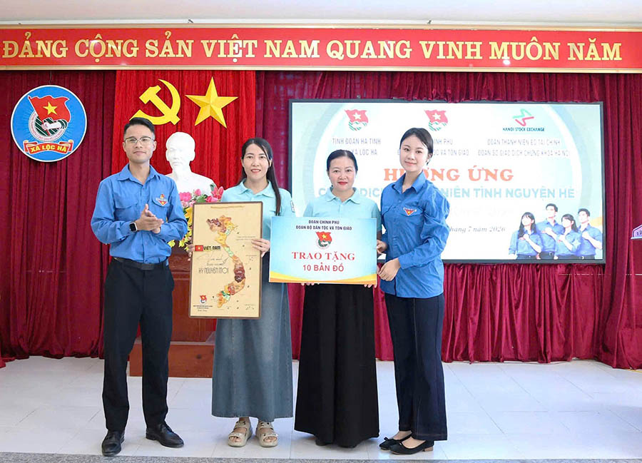 Trao tặng quà trên địa bàn xã Lộc Hà, tỉnh Hà Tĩnh. Ảnh: Cổng TTĐT Bộ Dân tộc và Tôn giáo