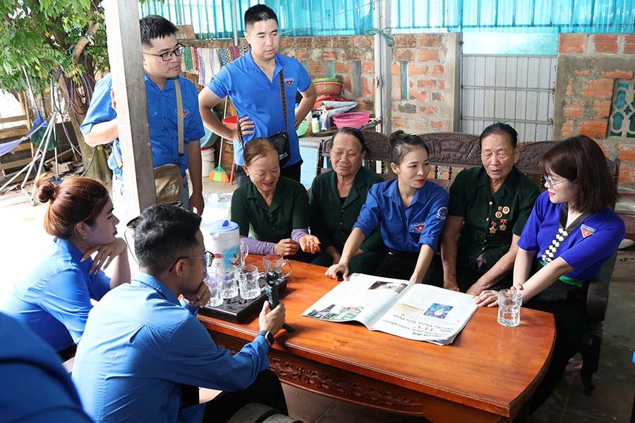 Red Holiday" summer volunteer youth visit and give gifts to the family of Ms. Le Thi Nhi - a member of the Former Youth Volunteer Association in Xuan Phuong village. Photo: E-Portal of the Ministry of Ethnic Minorities and Religions