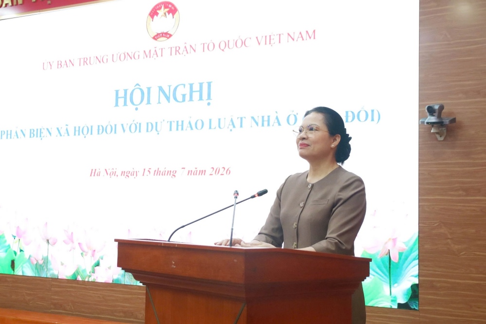 Ms. Ha Thi Nga, Member of the Party Central Committee, Vice President - Secretary General of the Central Committee of the Vietnam Fatherland Front, spoke at the conference. Photo: Vietnam Fatherland Front
