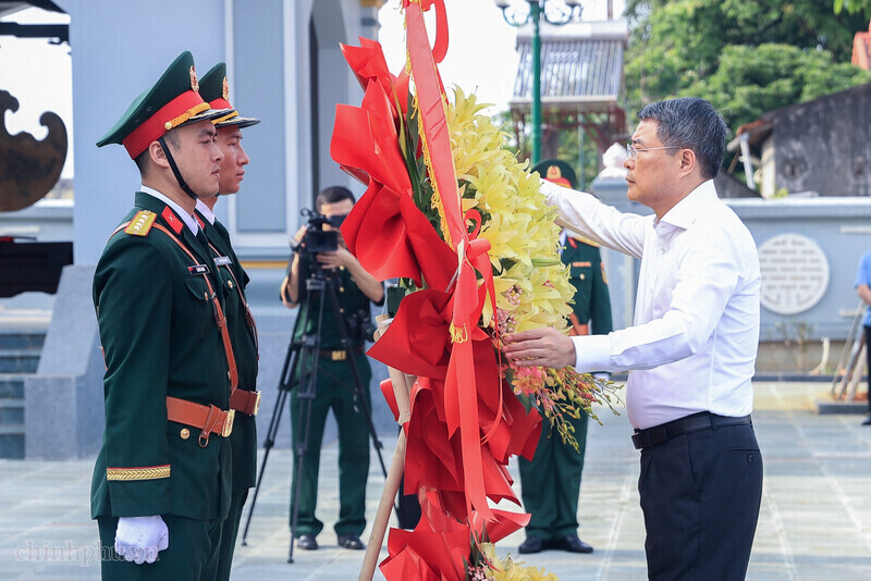 Thủ tướng Chính phủ Lê Minh Hưng dâng hương tại Nghĩa trang Liệt sĩ Lạng Sơn - Ảnh: VGP/Nhật Bắc