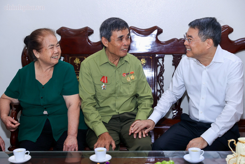 Politburo Member, Prime Minister Le Minh Hung visits and presents gifts to wounded soldier Vy Van Nuoc. Photo: VGP/Nhat Bac