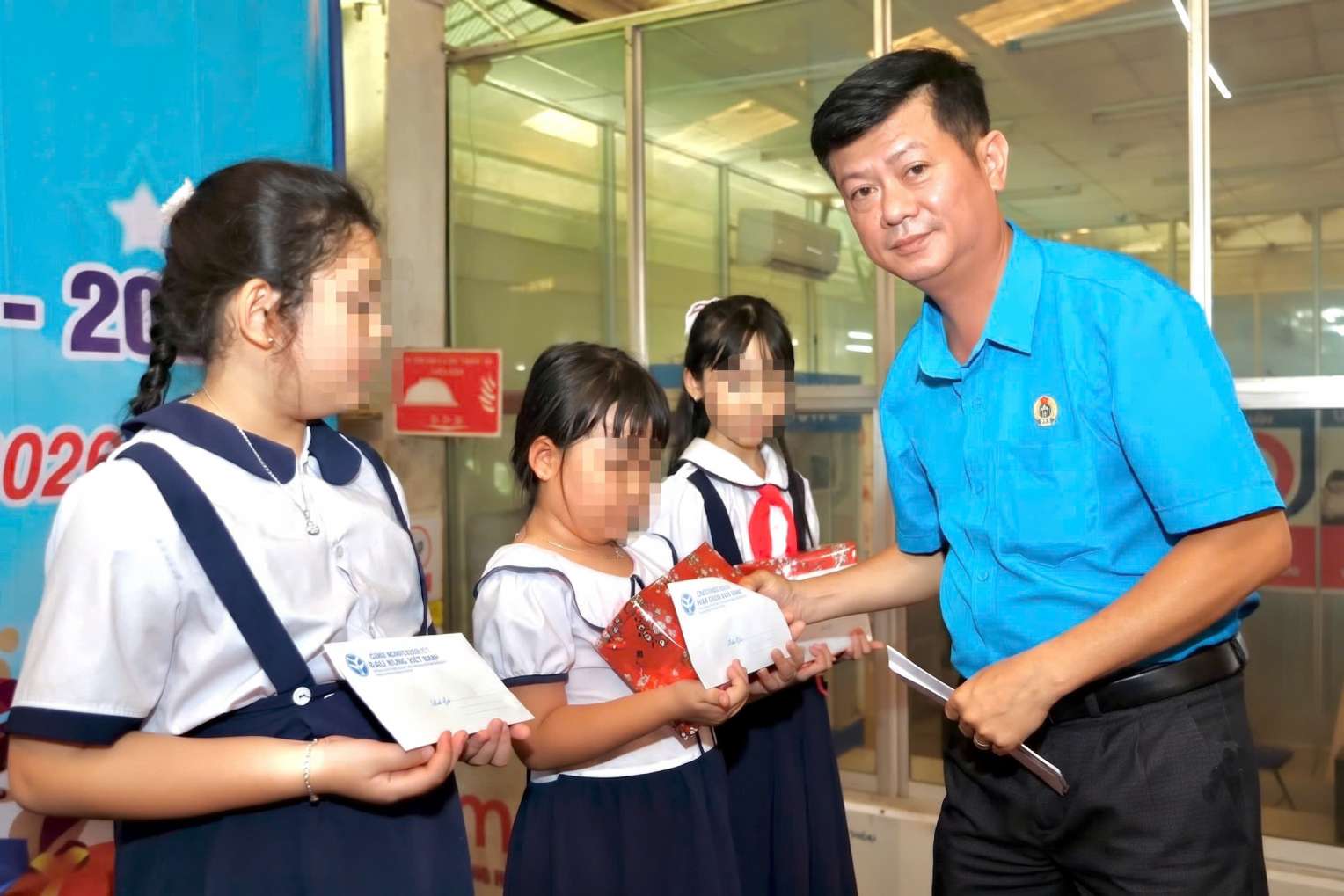 More than 1,700 workers' children were rewarded over 800 million VND in Tay Ninh. Photo: Tay Ninh Provincial Labor Federation