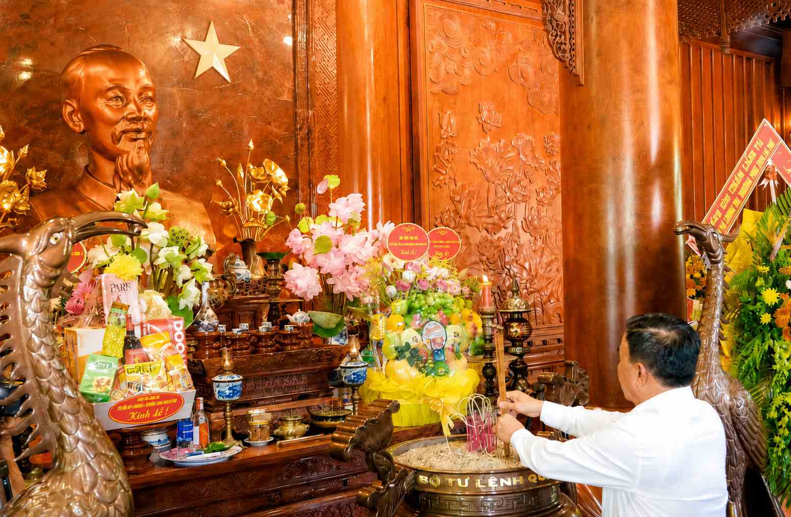 Đồng chí Trần Cẩm Tú - Ủy viên Bộ Chính trị, Thường trực Ban Bí thư - dâng hương tưởng niệm Chủ tịch Hồ Chí Minh. Ảnh: Tỉnh ủy Nghệ An