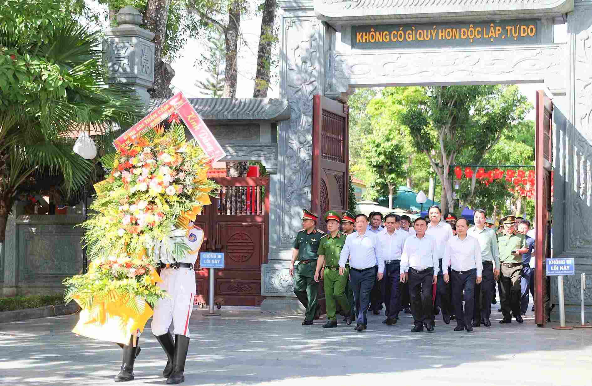 Thường trực Ban Bí thư Trần Cẩm Tú và đoàn công tác đến dâng hoa, dâng hương tại Khu Di tích Quốc gia đặc biệt Ngã ba Đồng Lộc, tỉnh Hà Tĩnh. Ảnh: Tỉnh ủy Hà Tĩnh