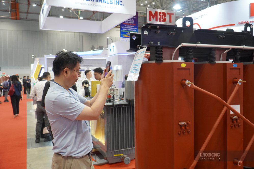 Khách tham quan tìm hiểu các công nghệ, thiết bị điện và giải pháp năng lượng tại triển lãm. Ảnhh: Ngọc Lê