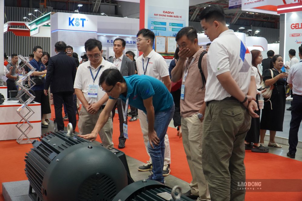 Domestic and foreign businesses display and introduce technology, equipment and solutions at specialized exhibitions held at the SECC. Photo: Ngoc Le
