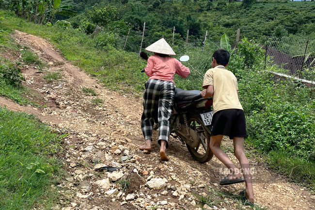 People have had to travel on the degraded road for many years, while the project has not yet been completed. Photo: Dinh Dai