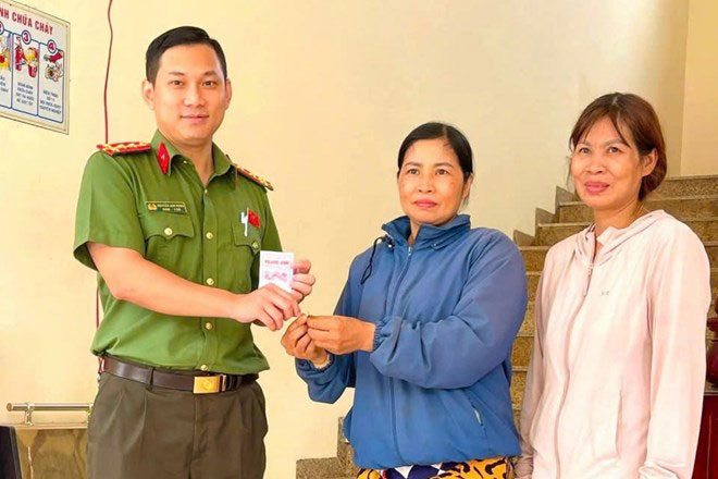 Police officers of Lien Son Lak commune hand over property to people who dropped it. Photo: Police provided