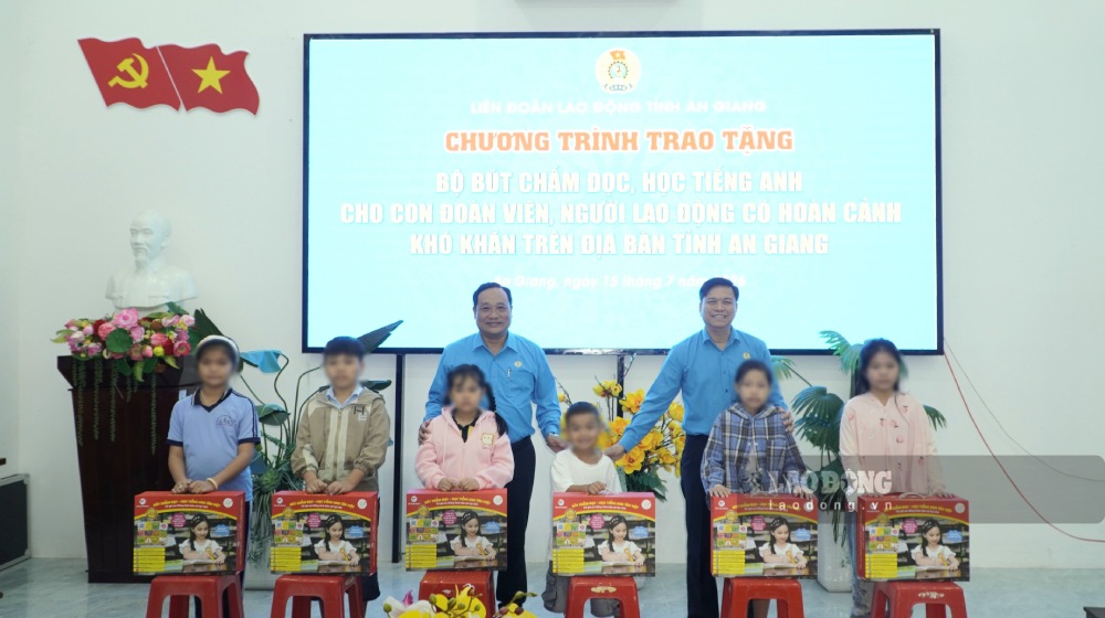 Lãnh đạo LĐLĐ tỉnh An Giang trao quà cho con đoàn viên, NLĐ. Ảnh: Nguyên Anh