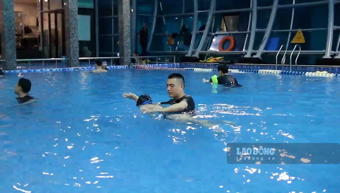 Doctors show how to prevent Adenovirus infection when taking children swimming in the summer.