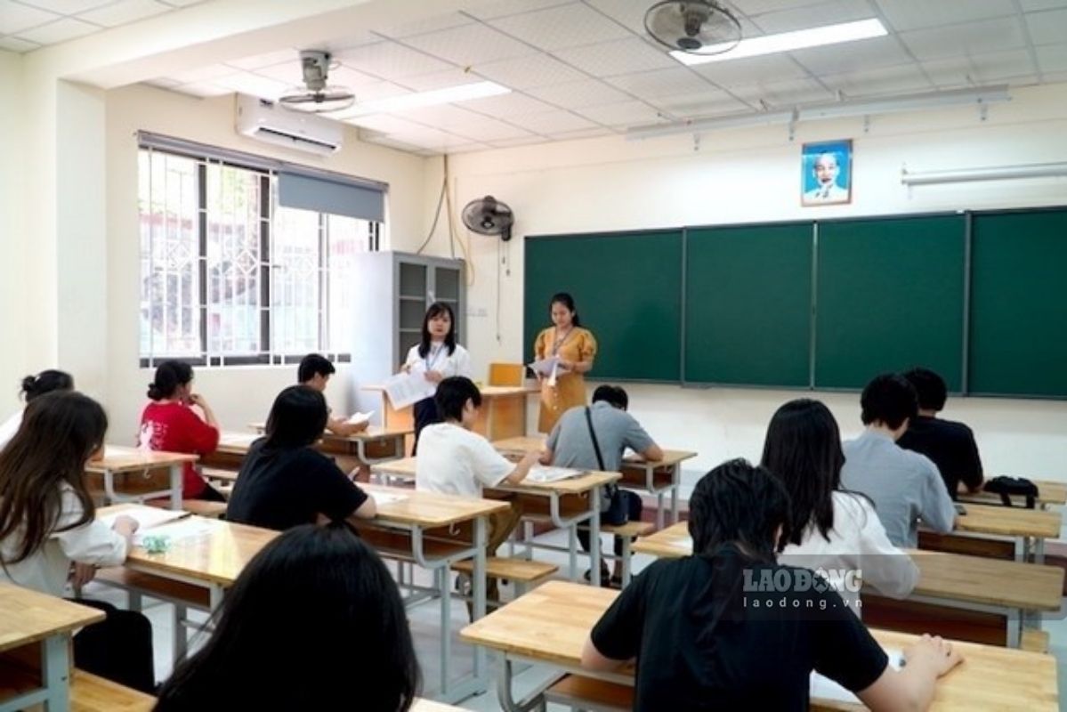 The Ministry of Education and Training's plan to reduce management staff and increase direct teaching staff when arranging schools has received the attention of many teachers and parents. Illustrative photo: Van Trang