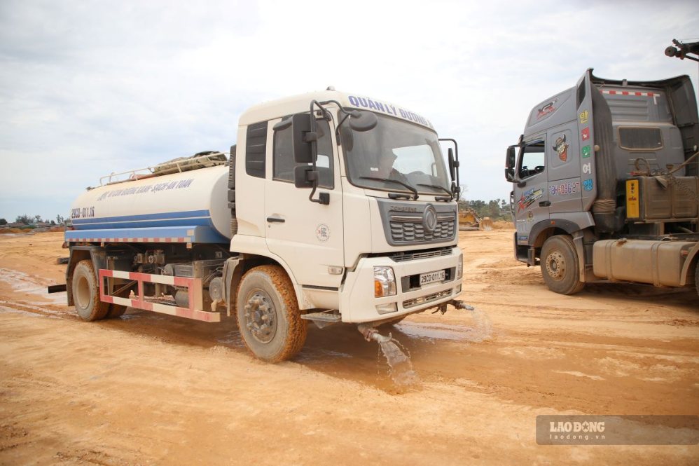 Dự án sân bay Quảng Trị dùng xe tưới nước ở các tuyến đường nội bộ, nhưng mỗi khi có gió lớn vẫn mù mịt bụi. Ảnh: Hưng Thơ
