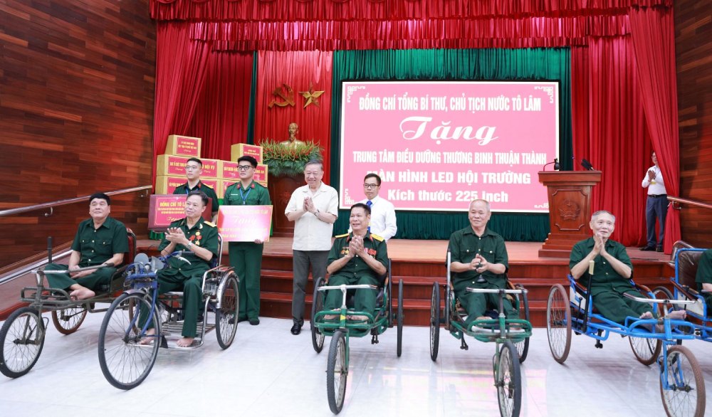 Tổng Bí thư, Chủ tịch nước Tô Lâm tặng quà cho người có công. Ảnh: Cổng TTĐT Đảng Cộng sản Việt Nam. 