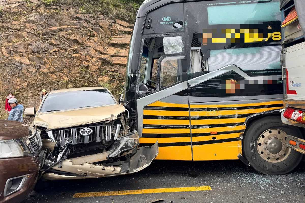 Scene of a multi-vehicle accident with 5 vehicles on Dai Ninh Pass. Photo: People provided