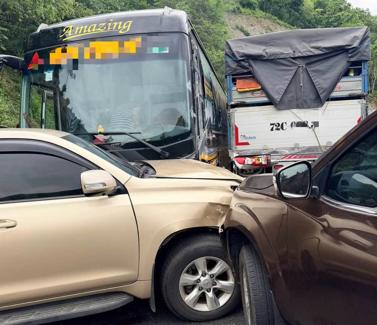 Hiện trường vụ tai nạn khiến giao thông trên đèo Đại Ninh ùn tắc chiều 12.7. Ảnh: Người dân cung cấp