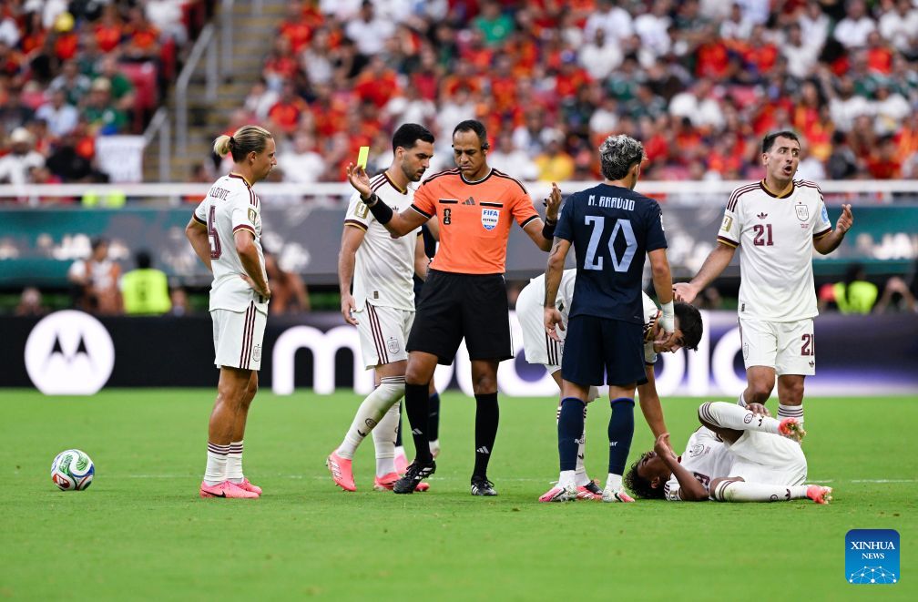 Trọng tài Ismail Elfath sẽ điều khiển trận bán kết kinh điển Anh vs Argentina. Ảnh: Xinhua