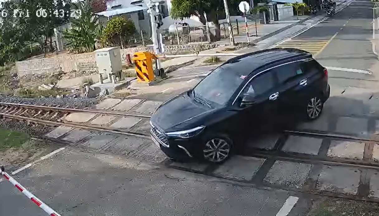 Driver of a car with license plate 78A-161. xx overtakes a barrier when the barrier is lowering. Photo: Police provided