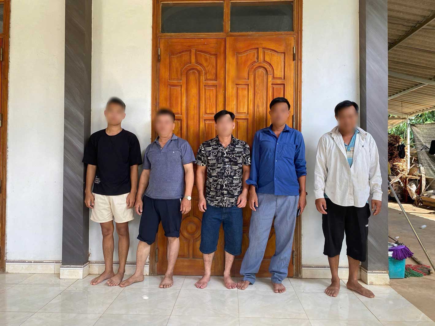 5 subjects gambling illegally. Photo: Lao Cai Police provided