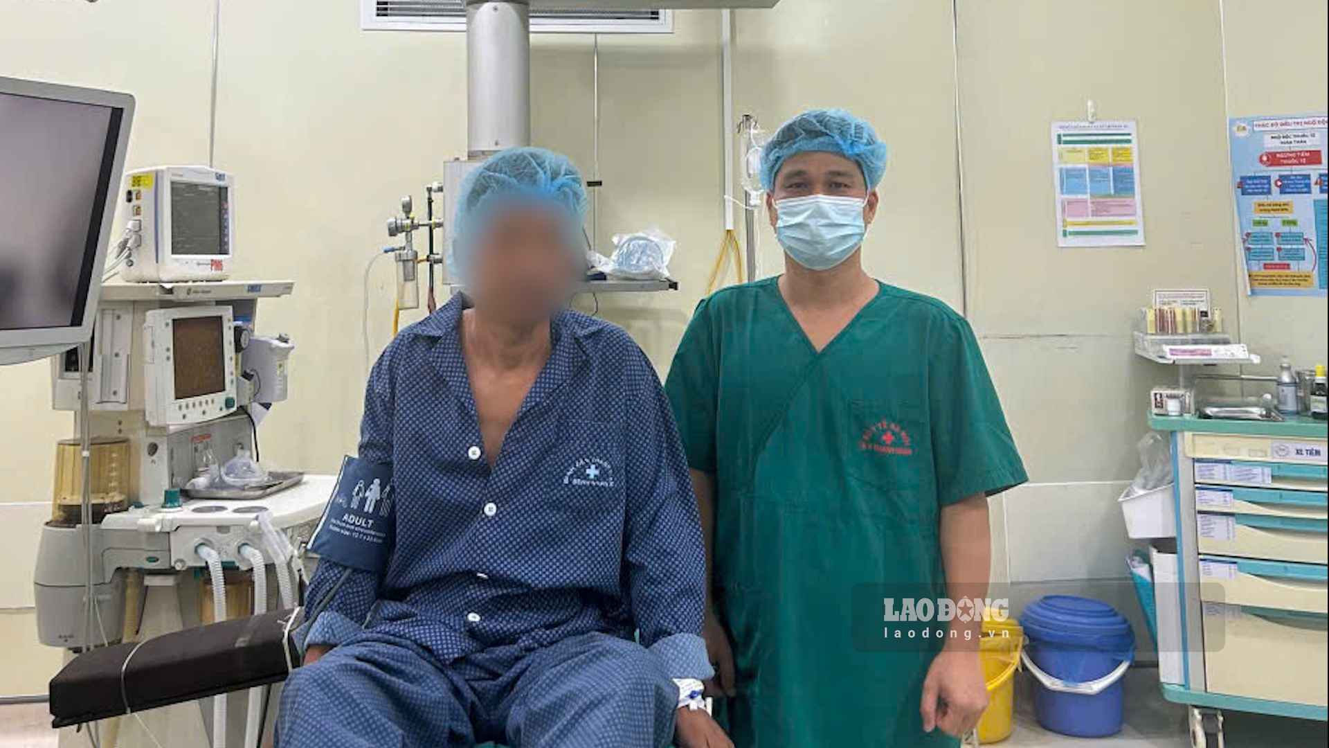 Un homme souffre d'une dilatation rénale parce qu'il s'auto-traite les calculs urinaires avec de l'eau d'ananas verte. Photo: Hạnh Thơm