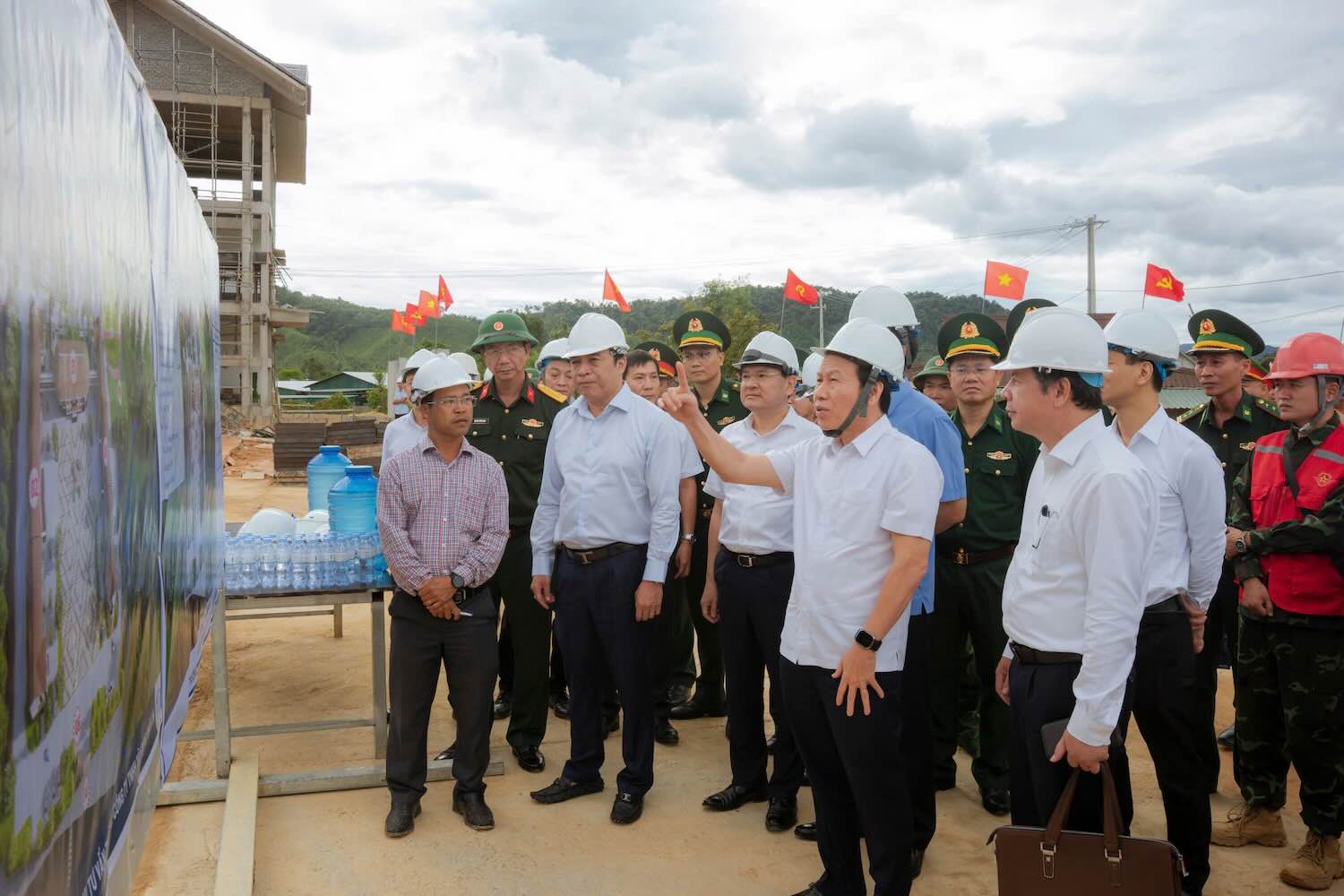 Member of the Party Central Committee, Deputy Prime Minister Le Tien Chau requests to accelerate the construction progress of Hue border boarding school. Photo: Provided by Hue City People's Committee