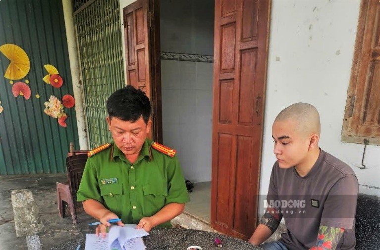 Trần Thái Tình đến cơ quan công an đầu thú. Ảnh: Văn phòng Cơ quan CSĐT Công an Lâm Đồng 
