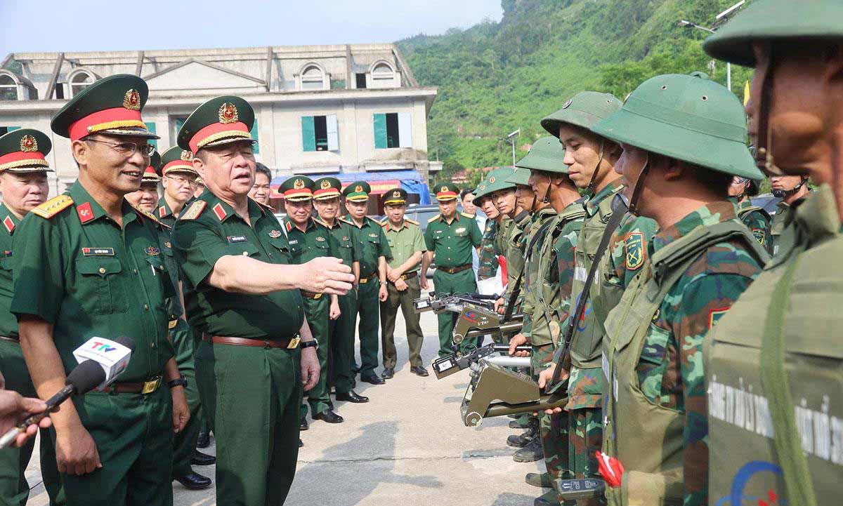 Đại tướng Nguyễn Trọng Nghĩa hỏi thăm, động viên các lực lượng rà phá bom mìn tại xã Thanh Thủy. Ảnh: Báo Tuyên Quang.