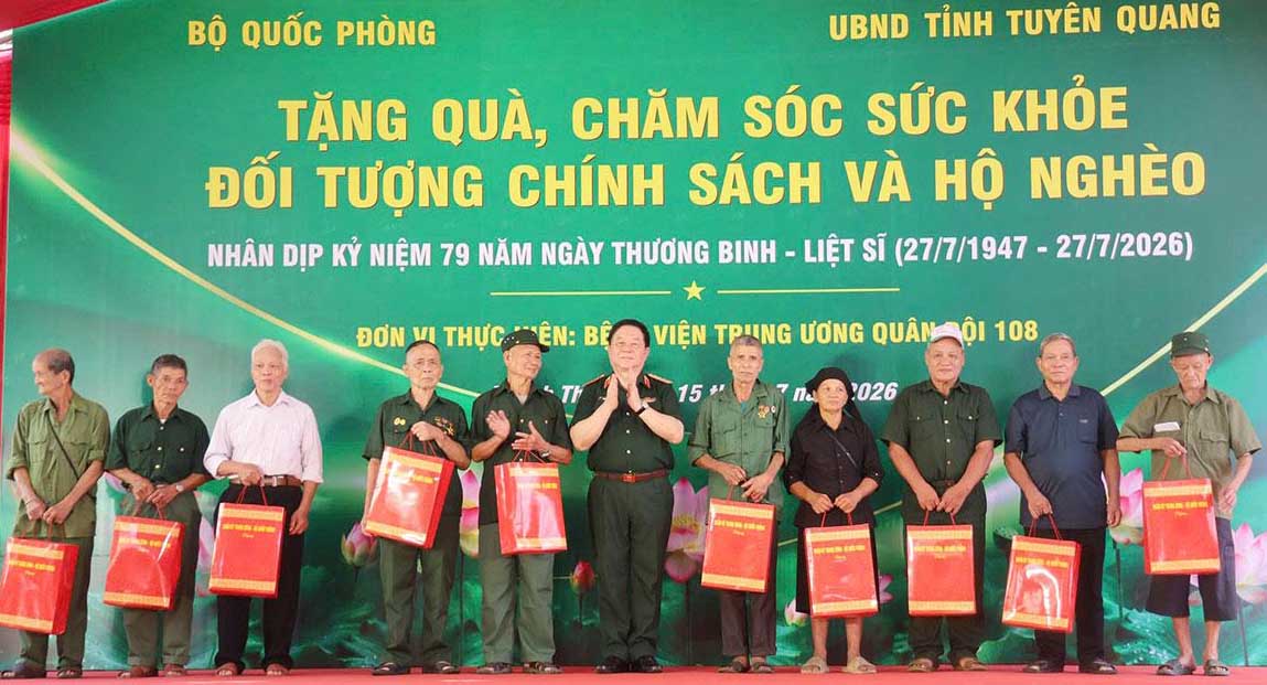 Đại tướng Nguyễn Trọng Nghĩa tặng quà cho các gia đình chính sách, hộ nghèo trên địa bàn xã Thanh Thủy. Ảnh: Báo Tuyên Quang.