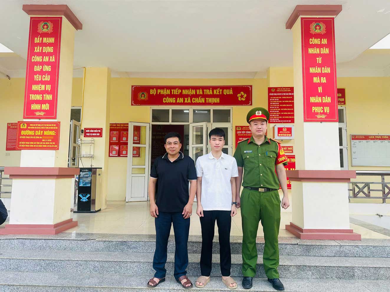 Mr. Ha Dinh Trong proactively went to the headquarters of Chan Thinh Commune Police to report. Photo: Lao Cai Police provided