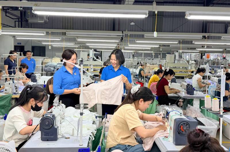 Lãnh đạo LĐLĐ tỉnh Thái Nguyên thăm hỏi tình hình việc làm của công nhân lao động. Ảnh: Công đoàn Thái Nguyên