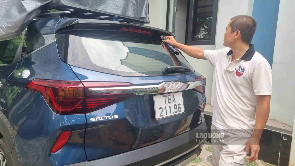 The back of Ms. Huynh Thi Huyen's family's car is different from the vehicle in the traffic light image. Her family affirmed that the car had never traveled through Quang Tri, so it could not violate the red light violation here. Photo: Vien Nguyen