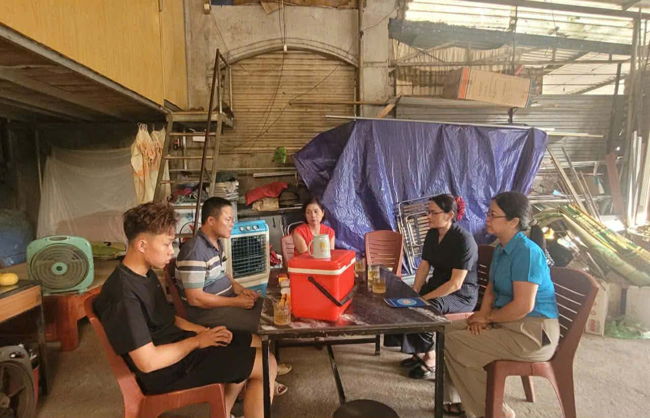 Leaders of the Thai Nguyen Provincial Labor Federation visit union members' families. Photo: Thai Nguyen Trade Union