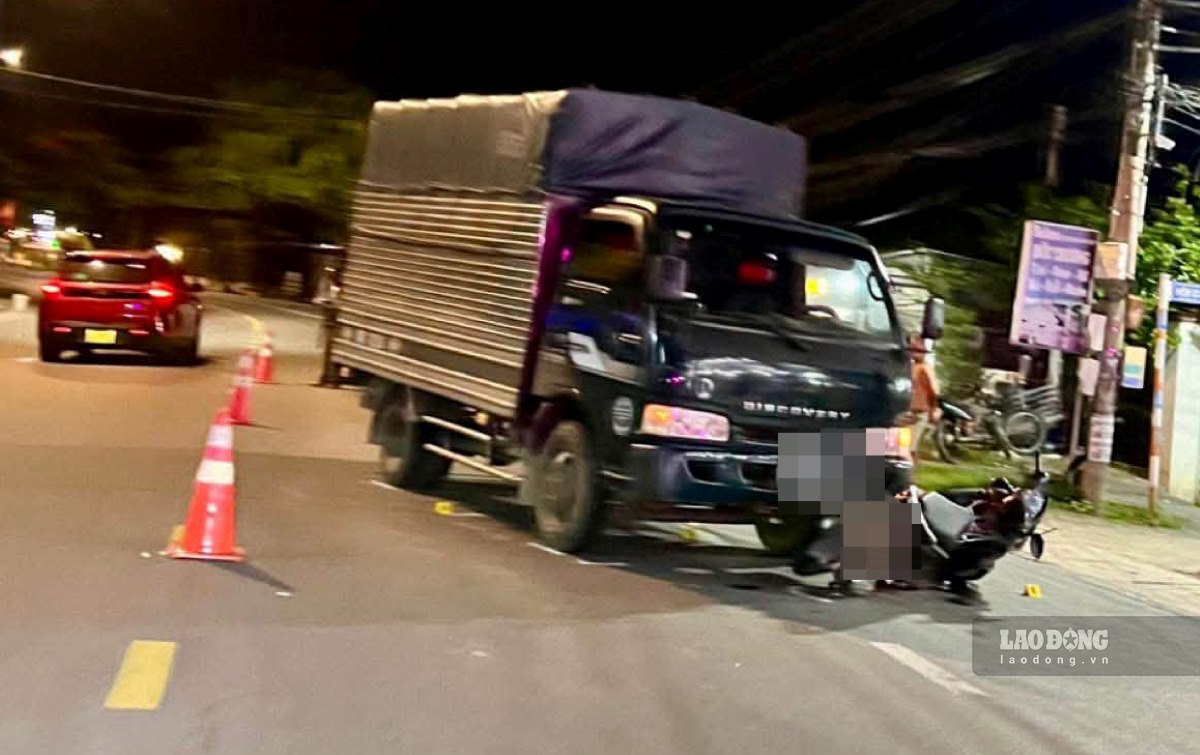 バイクとトラックの衝突事故現場、1人死亡。写真:ズイ・トゥアン