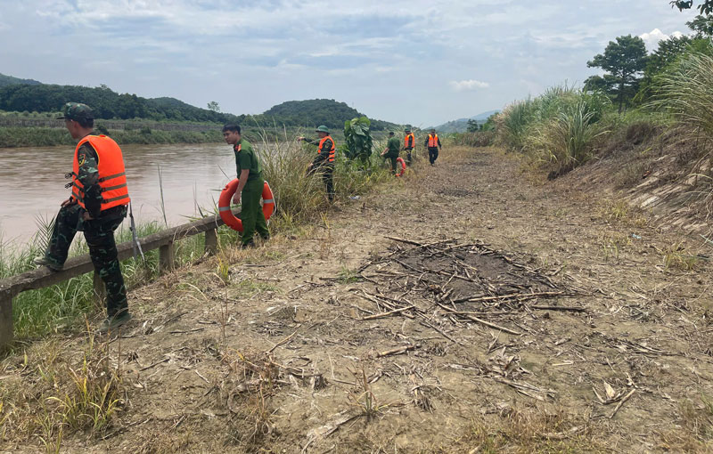 Las fuerzas funcionales buscan a la víctima. Foto: Proporcionada por el Comité Popular de la comuna de Trinh Tuong