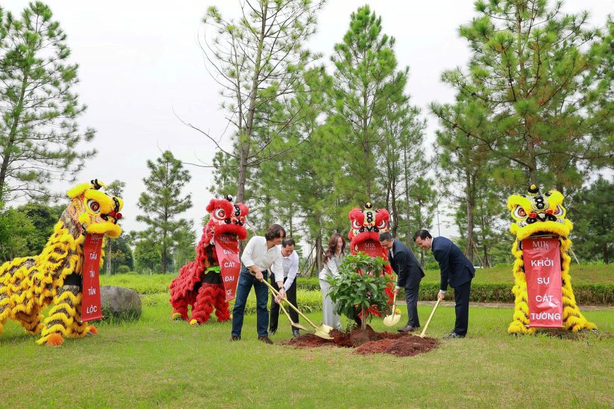 Nghi thức trồng cây đánh dấu bước khởi đầu cho hành trình kiến tạo khu đô thị Forestia Park. Ảnh: MIK Group