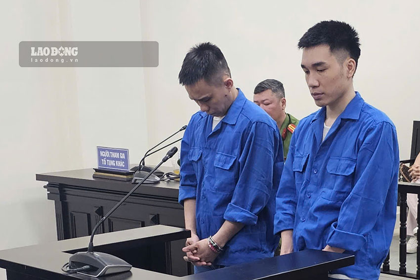 Bị cáo Duy và Hiếu (từ trái qua) - hai kẻ cướp số lượng lớn vàng của chủ nhà nghỉ. Ảnh: Quang Việt