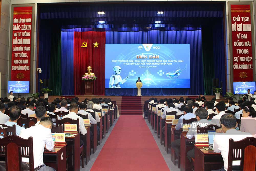 Diễn đàn phát triển hệ sinh thái khởi nghiệp sáng tạo thu hút sự tham gia của các chuyên gia, doanh nghiệp và nhà đầu tư. Ảnh: Thanh Vũ