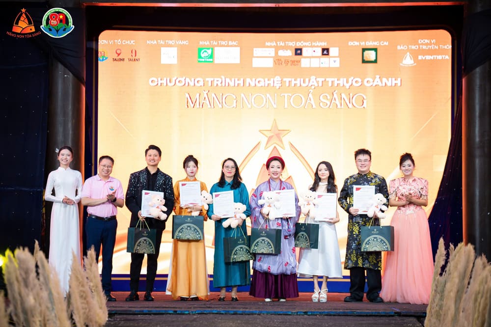 Ban tổ chức tặng quà tri ân. Ảnh: Ban tổ chức
