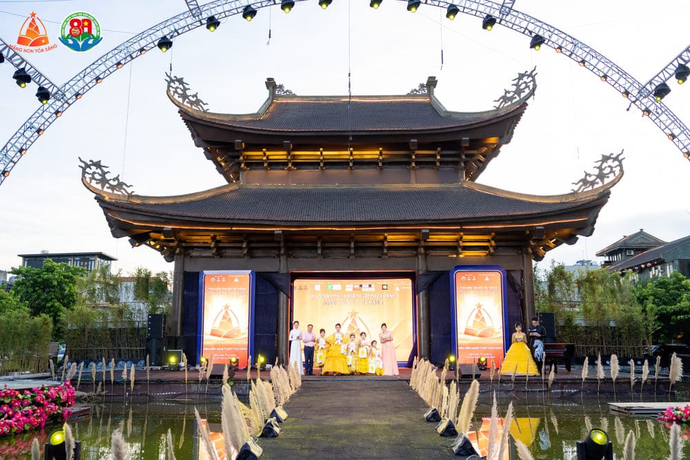 La noche de arte "Măng non tỏa sáng" contó con la participación de 76 jóvenes rostros destacados. Foto: Comité Organizador