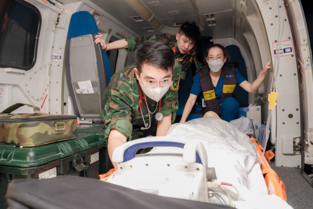 Rescate en helicóptero durante toda la noche llevando a un paciente con shock medular desde la isla de Son Ca al continente para recibir tratamiento. Foto: Hospital Militar 175 proporcionada