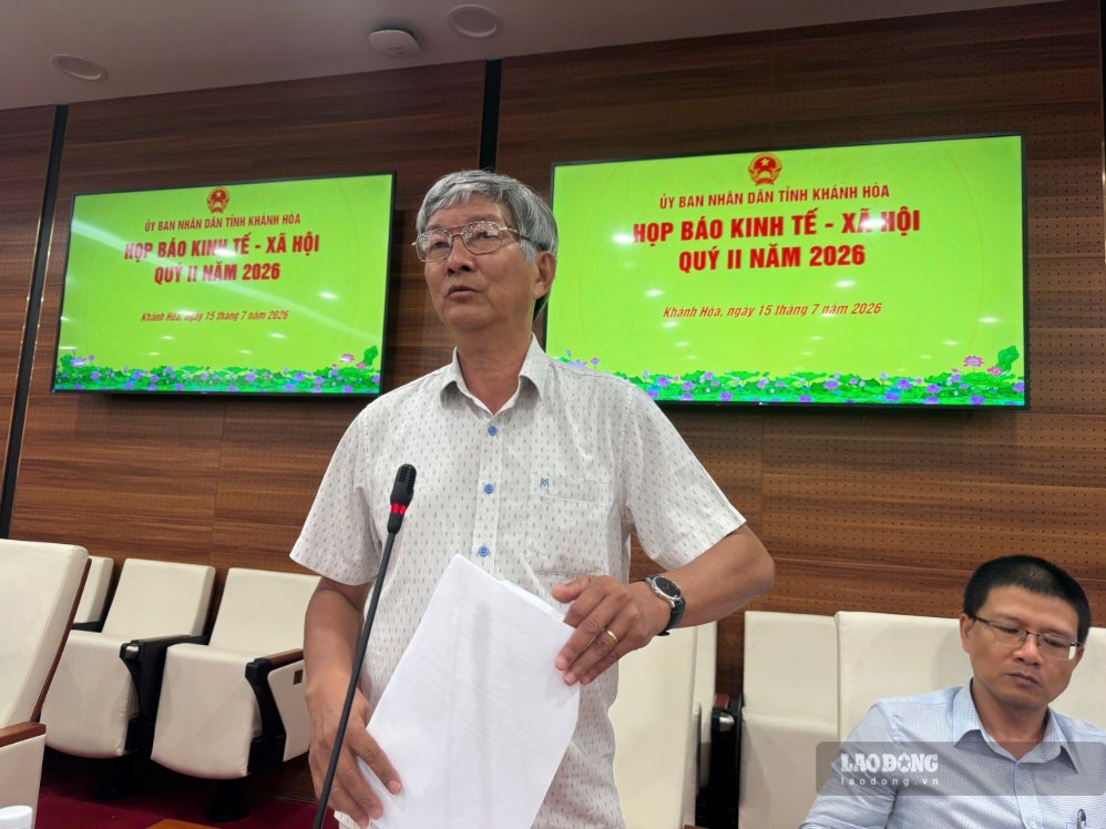 Deputy Director of the Department of Education and Training Le Dinh Thuan shares about the handling at Cam Ranh exam site. Photo: Huu Long