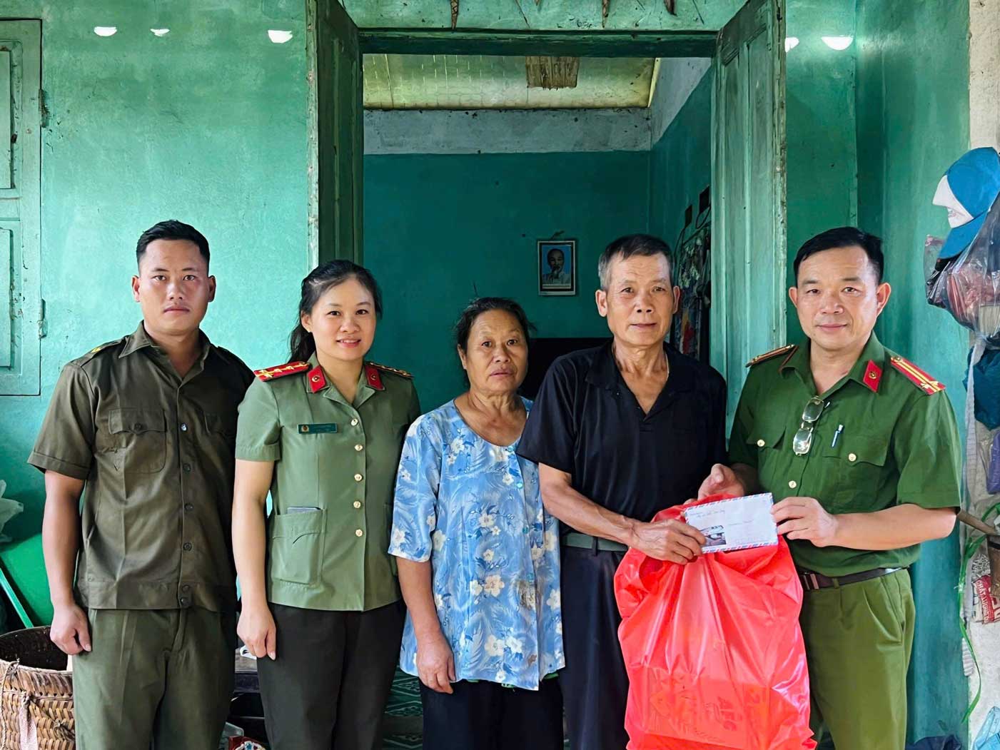 The working delegation of Nguyen Hue Commune Police visited and presented gifts to the family of martyr Hoang Ngoc Lau. Photo: Provided by Cao Bang Provincial Police