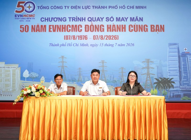 Đại diện Hội Bảo vệ quyền lợi người tiêu dùng TPHCM, khách hàng cùng EVNHCMC ký Biên bản giám sát chương trình quay số may mắn. Ảnh: EVNHCMC cung cấp