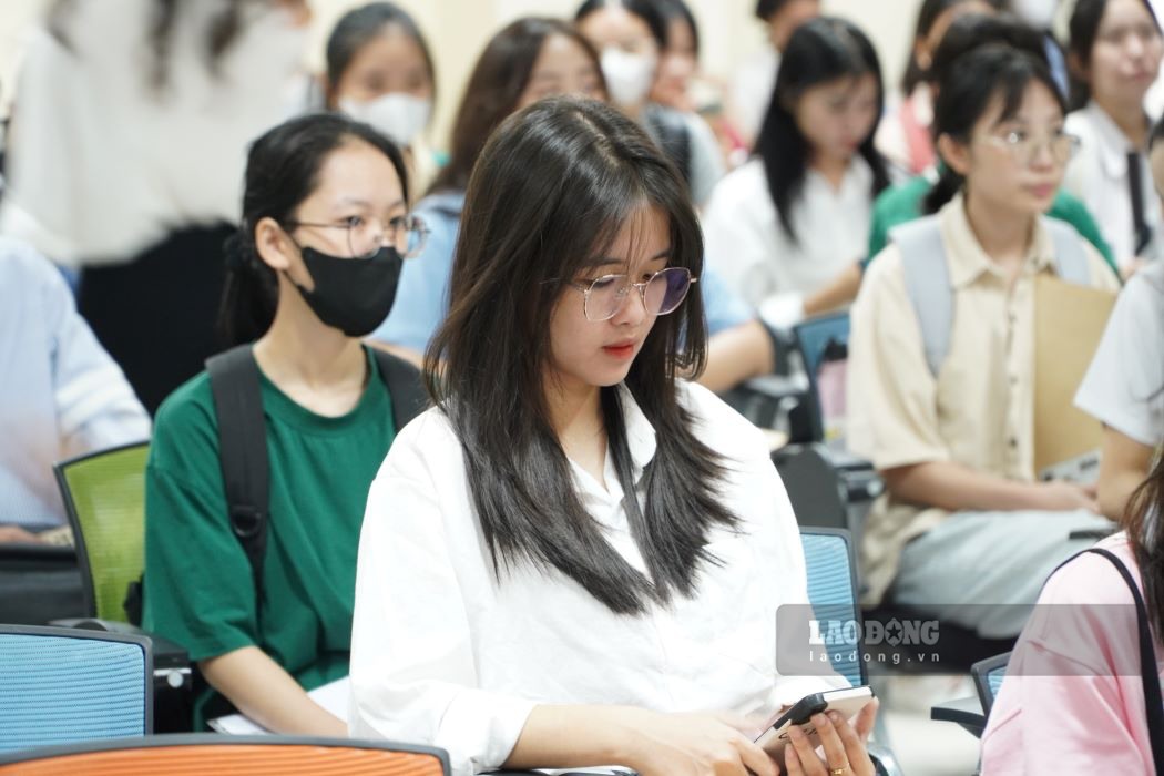Las nuevas regulaciones sobre el programa de formación para los niveles universitario, de maestría y doctorado añaden muchos requisitos sobre los estándares de salida, la capacidad digital, el aprendizaje permanente,... Foto: Tuong Van