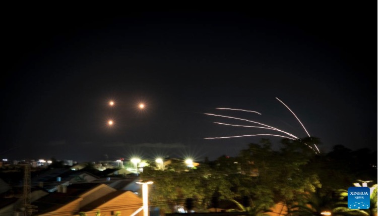 2023年にガザ地区から発射されたミサイルをイスラエルのアイアンドーム防空システムが迎撃。写真:新華社