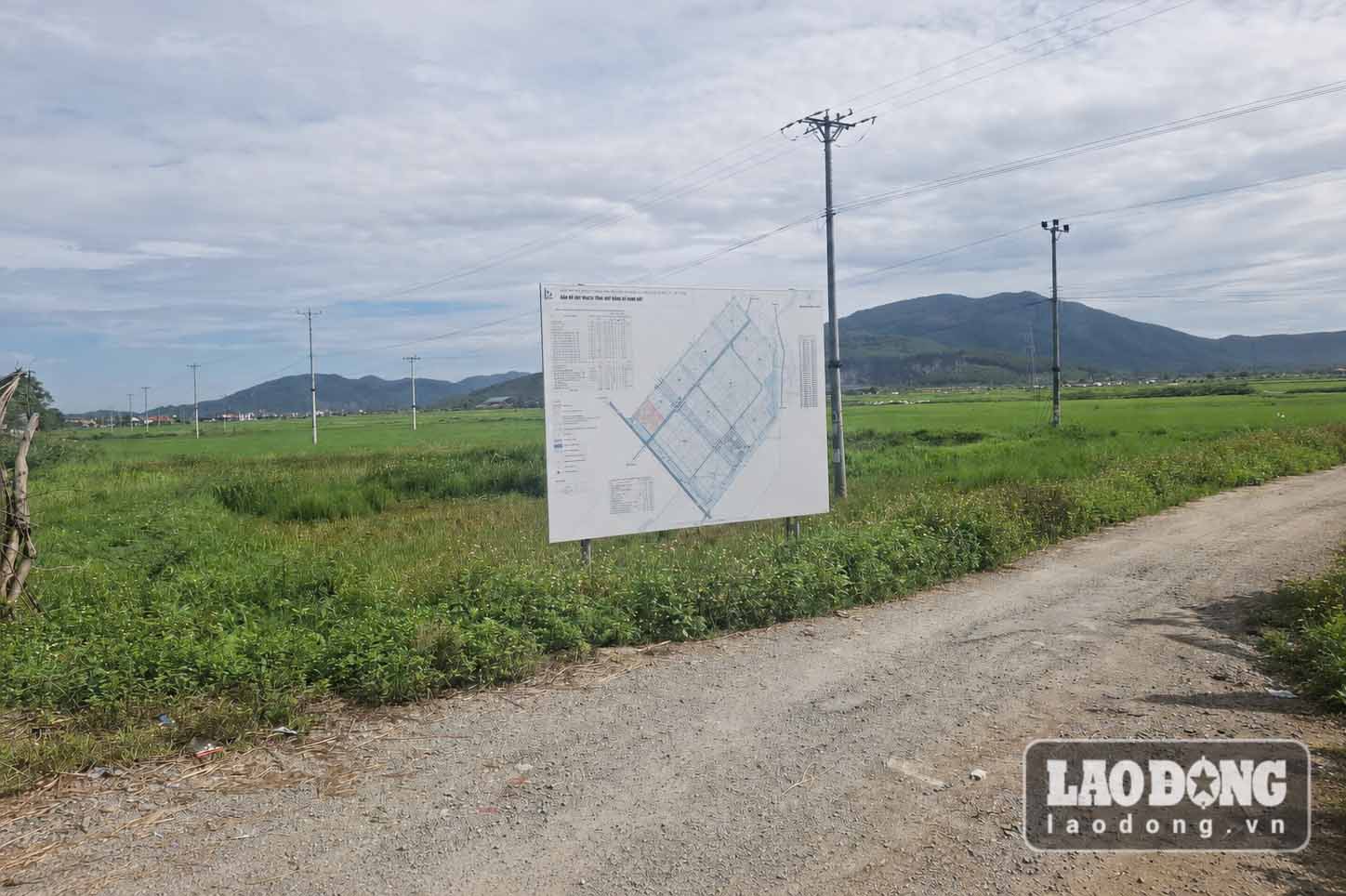 Leaders of Can Loc Commune People's Committee explained the proposal to expand the planning of Ha Vang industrial park. Photo: Tran Tuan