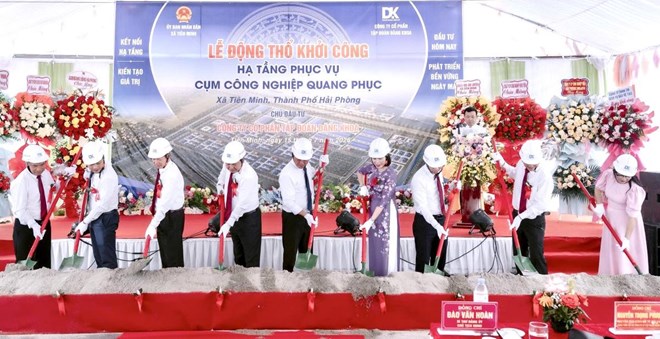 Các đại biểu làm lễ động thổ, khởi công. Ảnh: Cổng TTĐT TP Hải Phòng