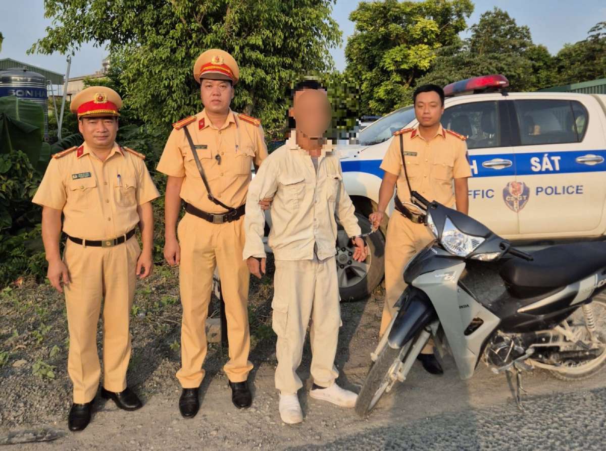 Đội Cảnh sát giao thông đường bộ số 3 kiểm tra, phát hiện đối tượng tàng trữ ma túy. Ảnh: Công an tỉnh Ninh Bình cung cấp